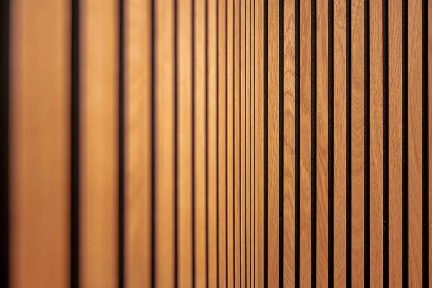 Lambrín de madera de roble con listones verticales