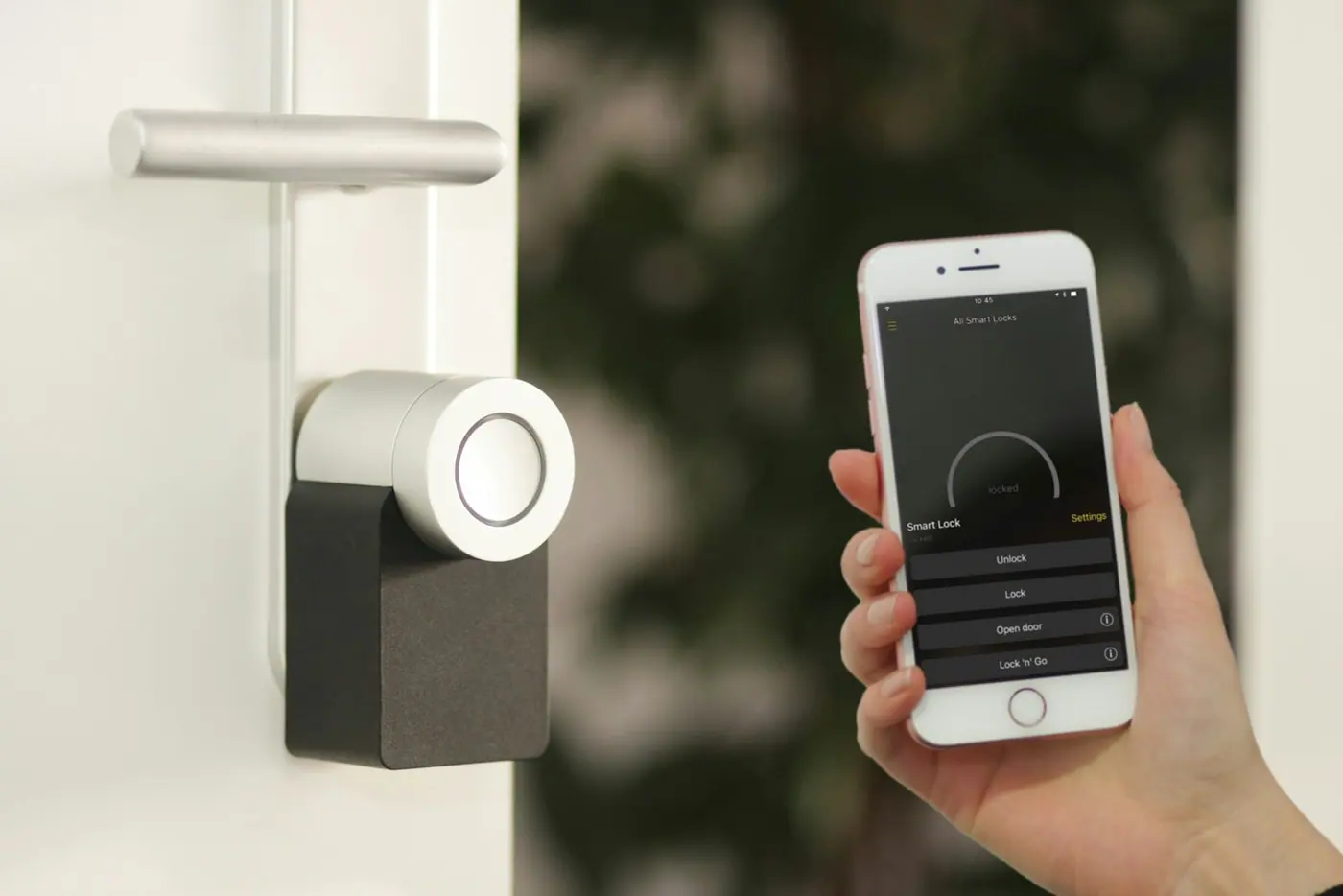 Cerradura inteligente en una puerta, controlada desde un teléfono
